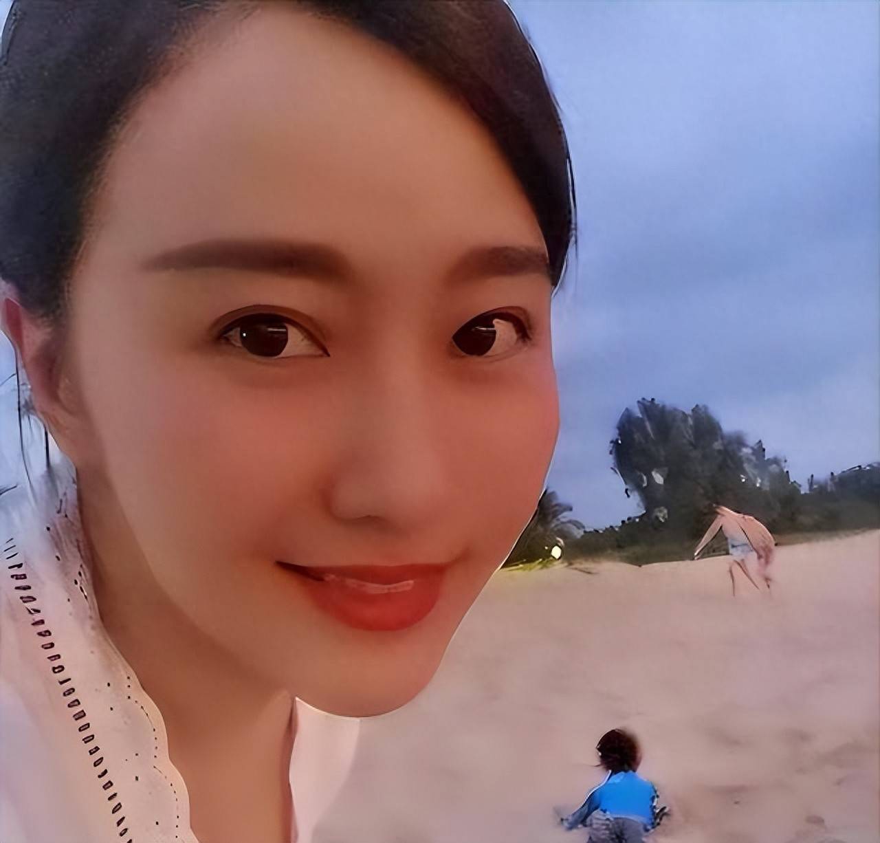 潘阳现状：嫁10亿富豪结婚13年，为何如今不跟丈夫同居住娘家？