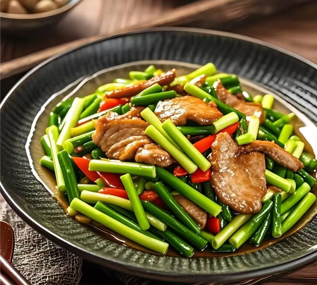 蒜苗炒回锅肉：肉片卷成灯盏窝，蒜香裹着红油香，连干三碗饭才过瘾！