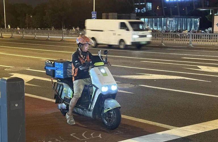 苏州出台外卖交管新政：外卖小哥等红灯不计入配送时间