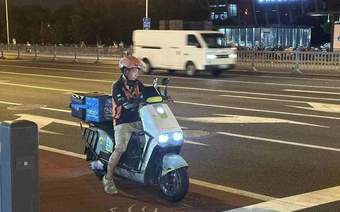 苏州出台外卖交管新政：外卖小哥等红灯不计入配送时间