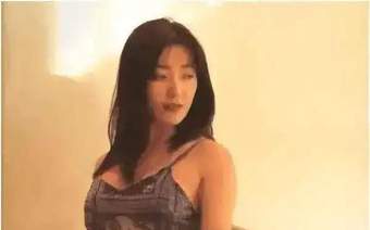 一辈子演了两部三级片，至今仍是“亚洲第一美胸”，其中一部是《金瓶梅》
