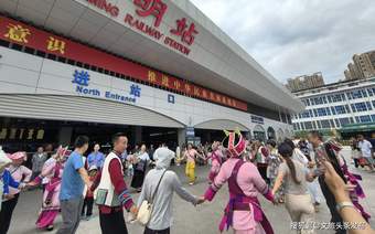 坐着火车游云南 弹着三弦去丘北