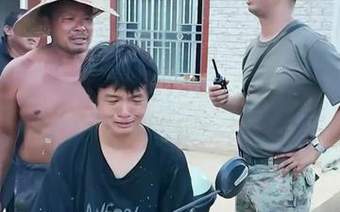 “兄弟，我们来帮你，我们都是你的亲人！” 洪水退去，留下淤泥，独自在家的少年无助落泪。南部战区空军某...