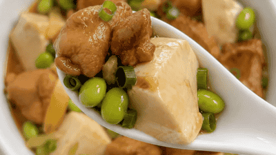 一锅蒸出的鲜香与温情:豆腐毛豆蒸鸡腿肉,把家的味道端上餐桌