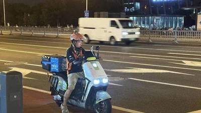 苏州出台外卖交管新政：外卖小哥等红灯不计入配送时间