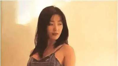 一辈子演了两部三级片，至今仍是“亚洲第一美胸”，其中一部是《金瓶梅》