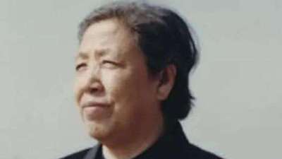 她是最低调的主席夫人，每天坚持骑自行车上下班，如今92岁仍康健