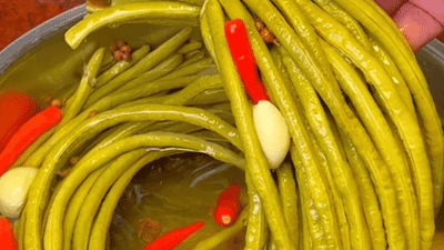 一坛酸香封夏日,鲜豇豆入瓮腌时光