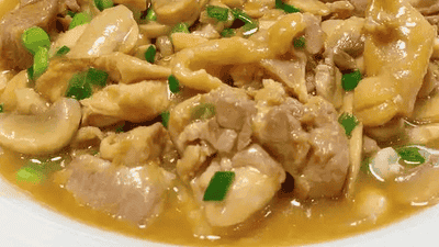 口蘑鸡腿肉鲜嫩低脂不腻的美味搭配