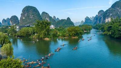 阳朔遇龙河竹筏游暑期火爆 游客乐享清凉时光
