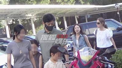 田雨一家温馨聚餐 陪女儿显温柔