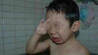 两岁男童怕洗澡总哭闹？试试这套循序渐进的脱敏方法，陪娃重获洗澡乐趣还能避开安全隐患