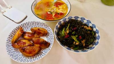 夏天吃饭搭配鲜爽汤 跟着家常小厨做两菜一汤享清爽滋味