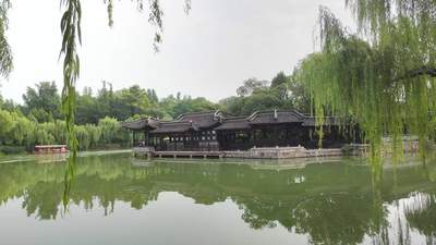 赛里木湖的澄澈风景里，景区管理更要守住对游客与从业者的善意