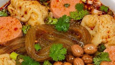 红油酸汤馄饨宽粉怎么复刻？10分钟搞定灵魂酱汁，Q弹宽粉鲜馄饨配酸辣浇头太香了