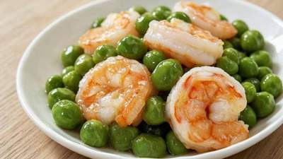 大暑节气来尝鲜 豌豆炒虾仁清爽上桌 大人小孩都爱吃