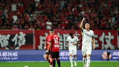 中超赛场战况：李昂破门送点、韦世豪点射救主，成都蓉城1-1战平武汉三镇，现场观众见证多元精彩对决