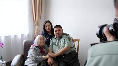 建党90周年之际毛新宇探望救命恩人李云 听她讲寻回毛岸英兄弟的尘封往事