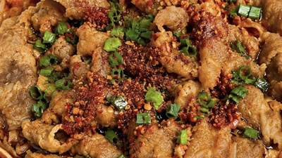跟着爽口配菜和地道麻辣汤底 解锁肥牛卷超有参与感的下饭盛宴