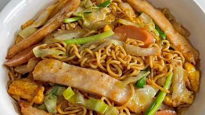 一起来做鸡排炒面吧，用方便面面饼就能调出好吃的味道