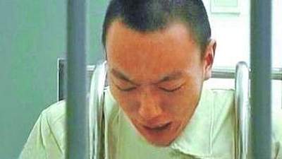 还记得当年喊我爸是李刚的李启铭吗？如今已出狱，父母已失联