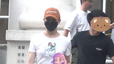 胡静一家理发店剪头发！她走路姿势很霸气，16岁儿子身高直逼180