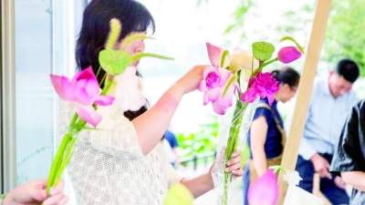 捧走限定浪漫，把“荷香”带回家