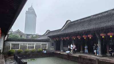 决定延迟关门1小时，这位景区保安火了→