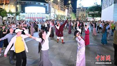 他把锅庄舞跳到了北京街头