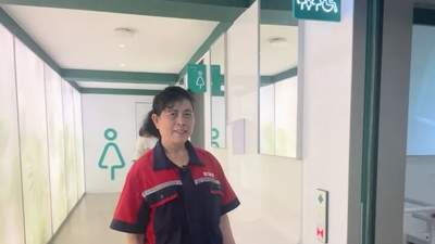 景区保洁阿姨在厕所吃饭引热议，本人回应：怕小朋友滑倒，干脆就近吃，方便随时巡视