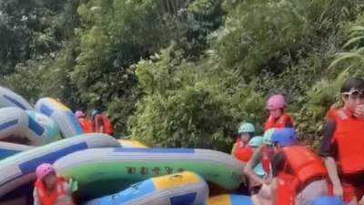 重庆景区漂流艇追尾堆叠多名游客遭挤压，景区称无人受伤，现场迅速疏导完毕