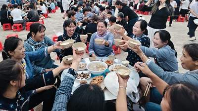 荔波拉欧村“六月六”民俗盛宴:万人欢歌庆佳节,原生态风情醉游人