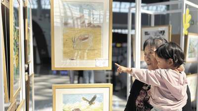 西宁青少年“生命树”画展亮相曹家堡机场成首个民航枢纽青少年艺术展