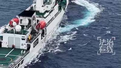7月24日黄岩岛海域遭菲方侵权船只非法聚集 中国海警现场处置画面公布