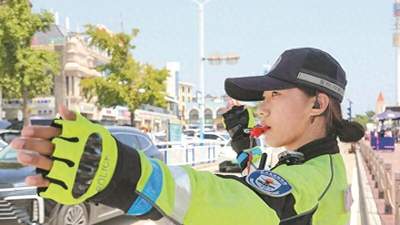 在滨海山海里邂逅“荧光绿”!看女骑警用热汗守护游客舒心出行