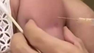 江苏一护士戴手链美甲给宝宝打疫苗针头全扎胳膊引争议 卫生院回应涉事护士暂调岗