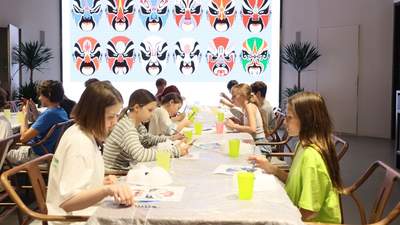 来秦皇岛逛主题街区、看非遗展演 张家界天门山玩悬崖栈道 中国多元清凉玩法圈粉全球境外游客