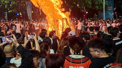 15个主题火堆燃起来了！2026凉山会理火把节启幕，大伙围着跳达体舞满是欢乐