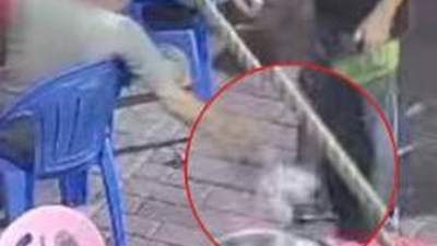 顾客付款时故意扔钱羞辱服务员，没想到迎来了同款反击