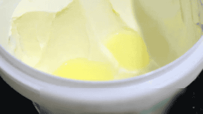 酸奶开封后冒出一层“水”,还能喝吗?