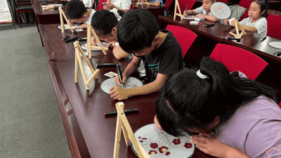 江苏盐南高新区新怡社区举办手绘团扇活动