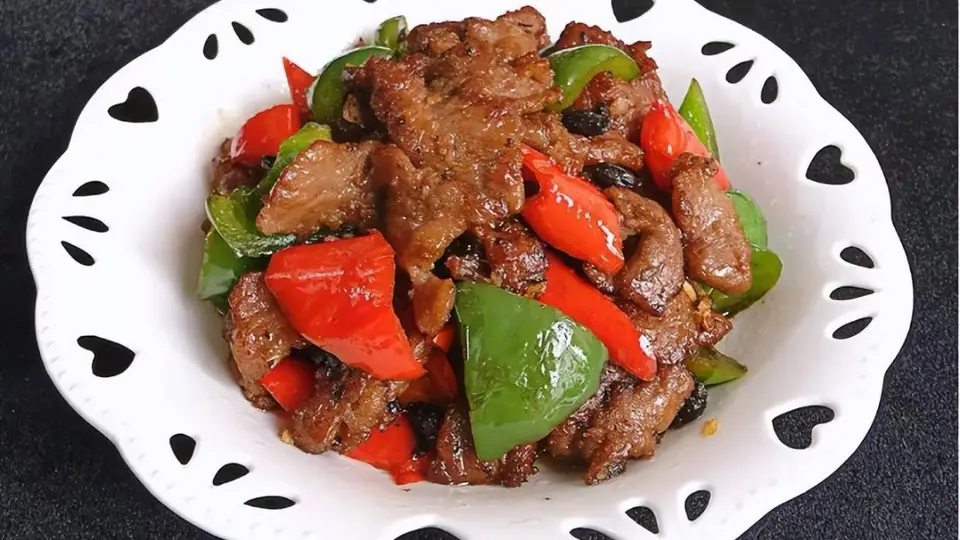 想炒出鲜嫩牛肉，得先摸准部位选、横刀切、用葱姜水腌，这些参与式技巧学了就会