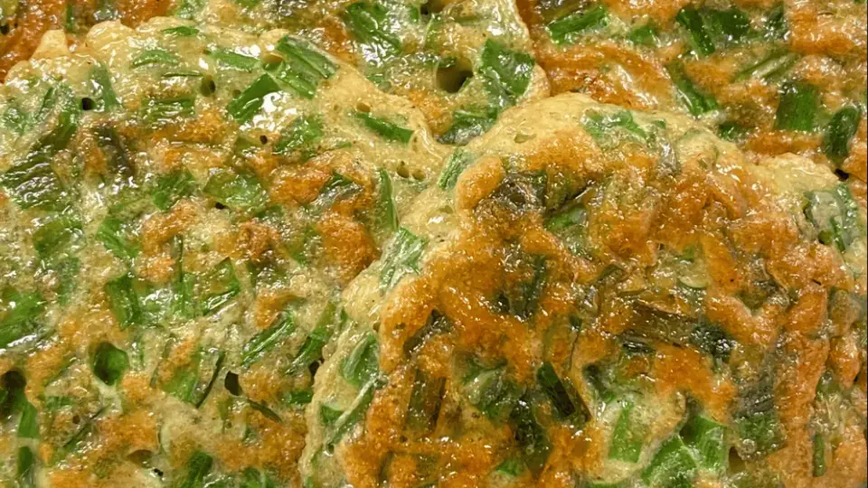 韭菜鸡蛋饼：五分钟出锅的家常美味，全家抢着吃