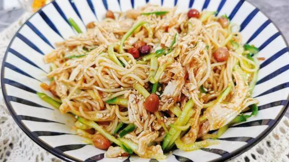 夏日开胃灵魂美食，一口上头的家常鸡丝凉面