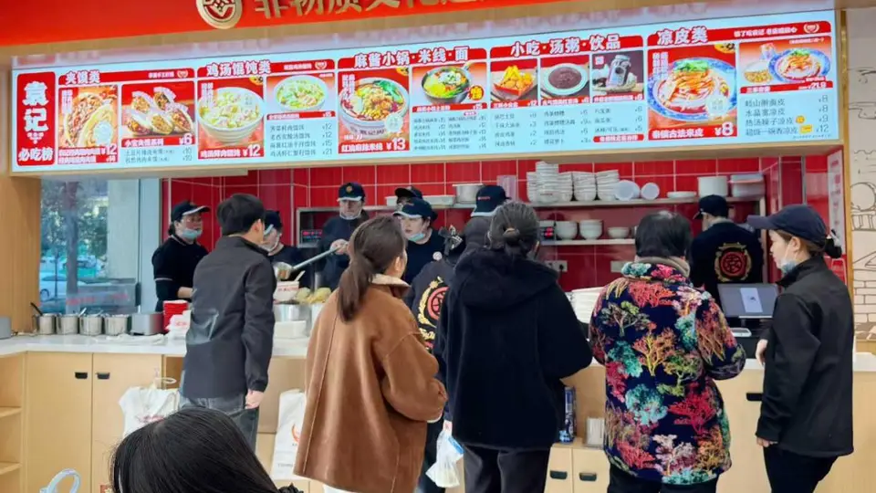 非遗美食成了暑期热点,为什么游客越来越愿意为一门老手艺停下来?