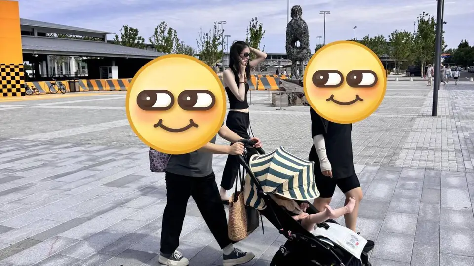 何穗阿那亚遛娃被偶遇 陈伟霆儿子小Win踢着脚丫超可爱