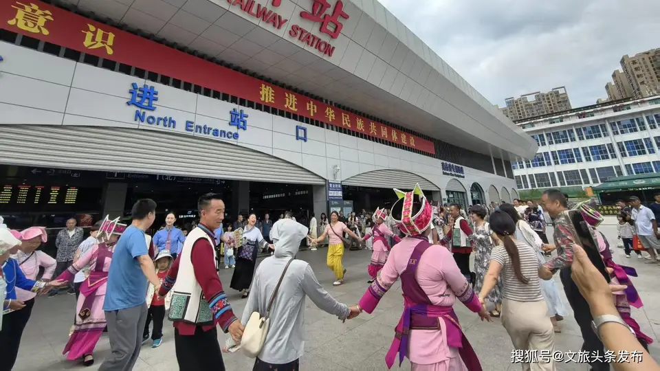 坐着火车游云南 弹着三弦去丘北