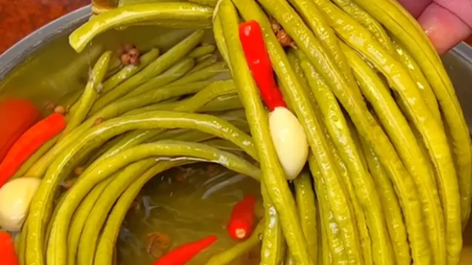 一坛酸香封夏日,鲜豇豆入瓮腌时光