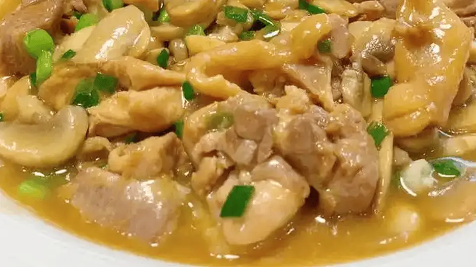 口蘑鸡腿肉鲜嫩低脂不腻的美味搭配