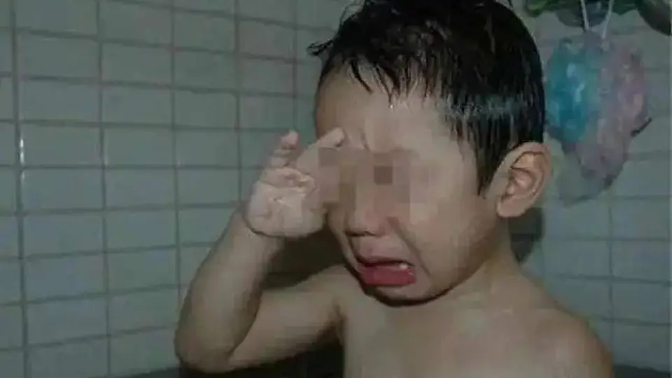 两岁男童怕洗澡总哭闹？试试这套循序渐进的脱敏方法，陪娃重获洗澡乐趣还能避开安全隐患